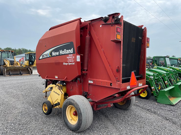 2005-new-holland-br740-image-6