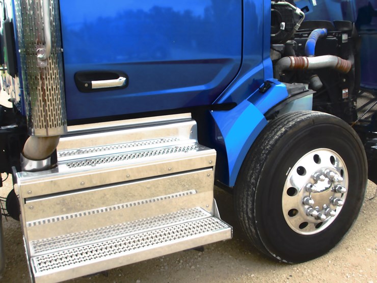 2023-peterbilt-579-image-28