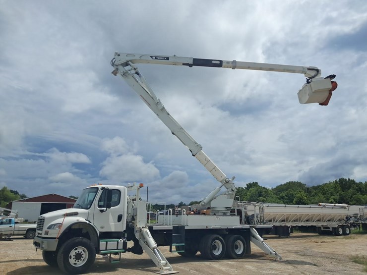 2015-freightliner-122sd-image-32