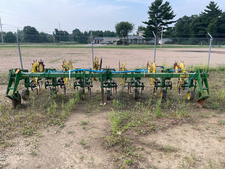 john-deere-825-image-2
