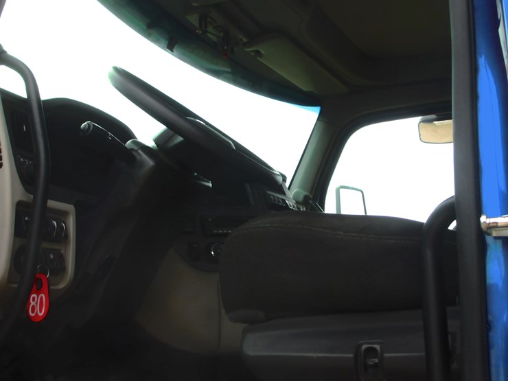 2023-peterbilt-579-image-29
