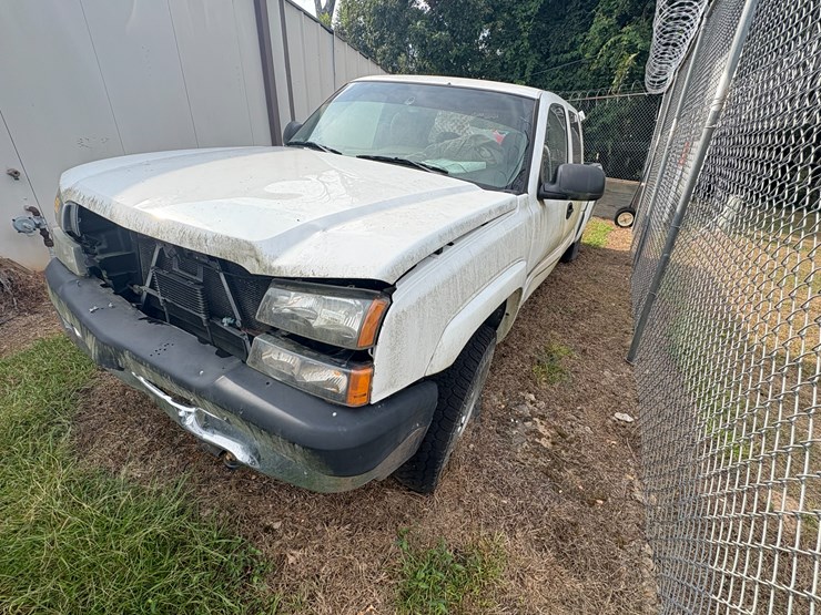 2004-chevrolet-silverado-image-2