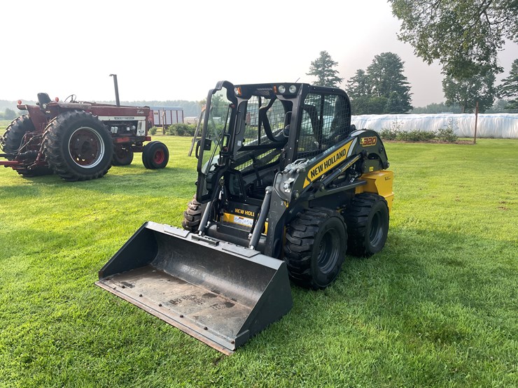2021-new-holland-l320-image-1