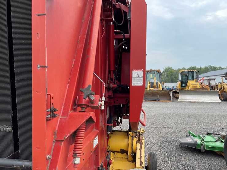2005-new-holland-br740-image-21