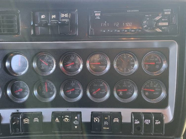 2017-kenworth-t800-image-18