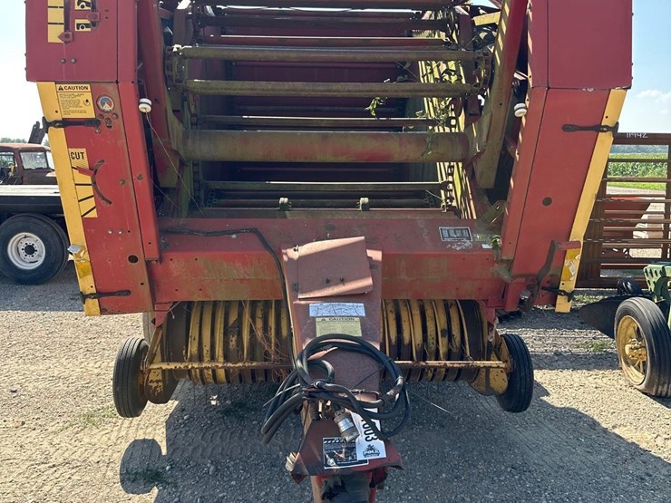 new-holland-853-image-2