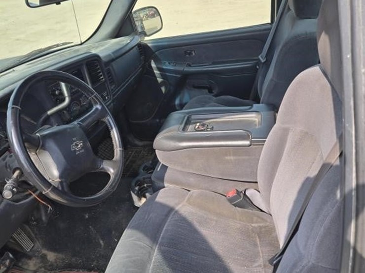 2002-chevrolet-silverado-2500-image-17