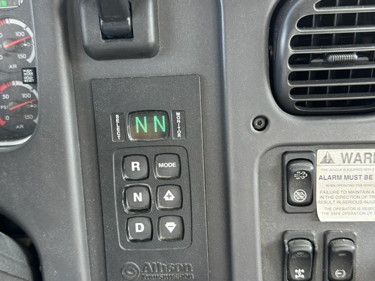 2015-freightliner-122sd-image-19