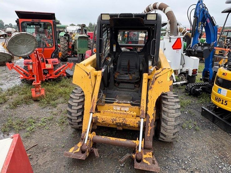 2000-john-deere-240-image-3
