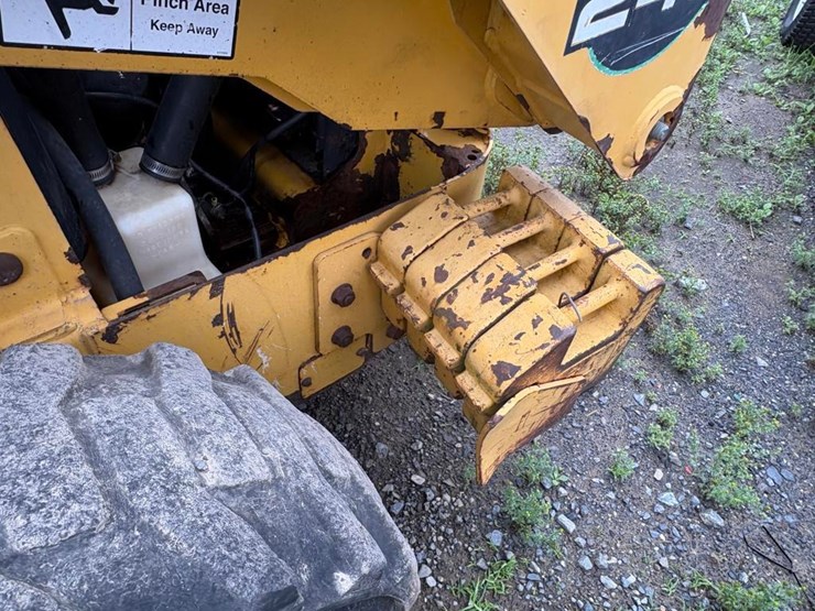 2000-john-deere-240-image-12