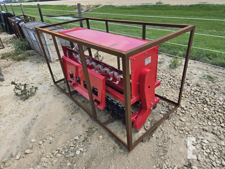new-agt-skid-steer-&-3pt-stsd10-seeder-image-4