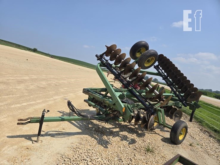 john-deere-220-image-3