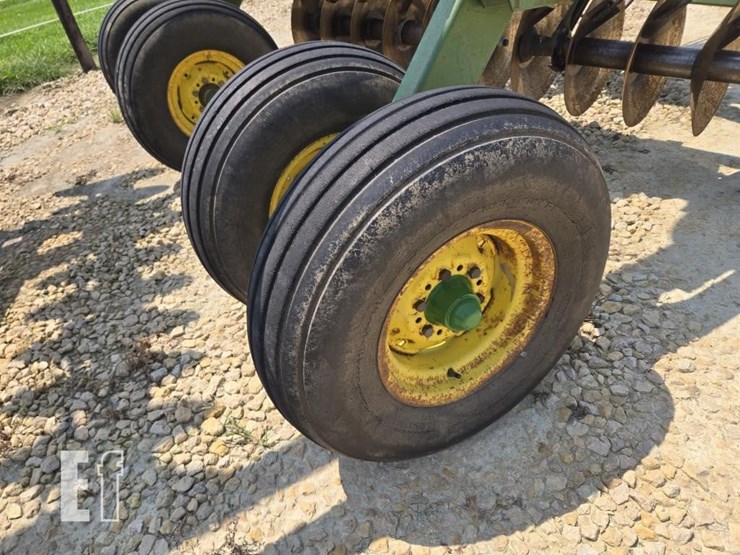 john-deere-220-image-9
