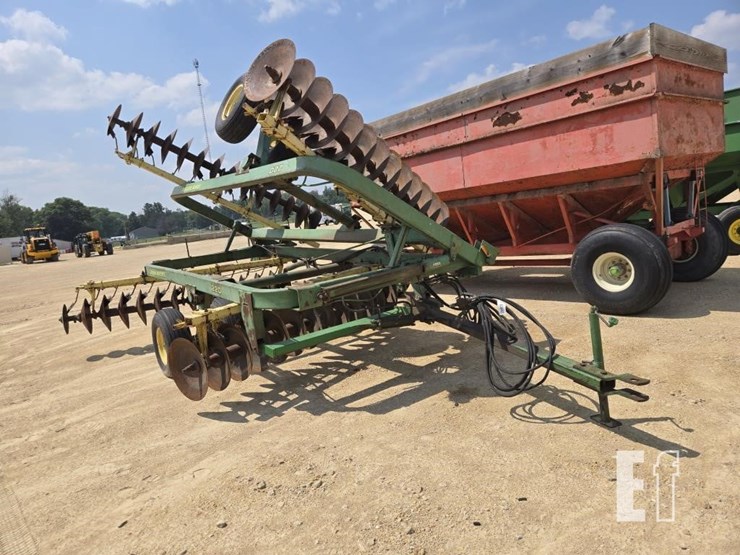 john-deere-220-image-1