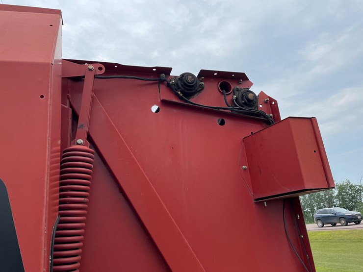 2005-new-holland-br740-image-35