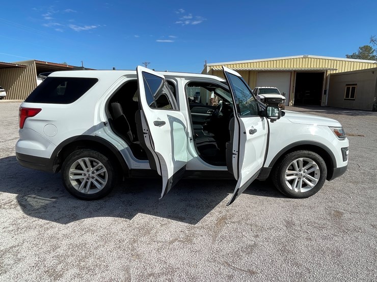 2018-ford-explorer-image-71