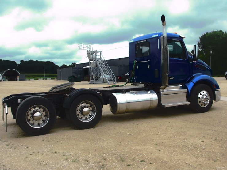 2023-peterbilt-579-image-5