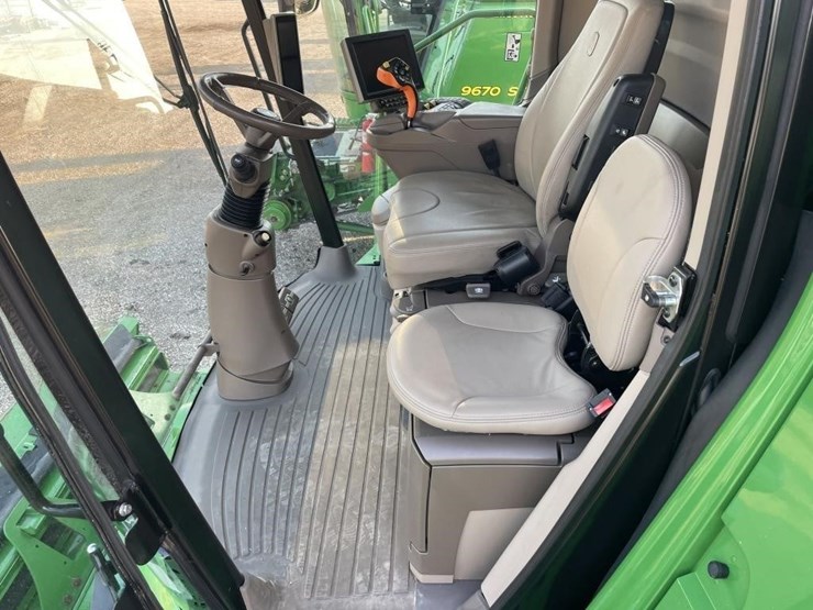 2011-john-deere-8310r-image-33