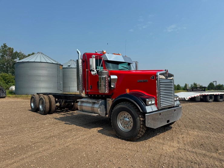 2012-kenworth-w900-image-3