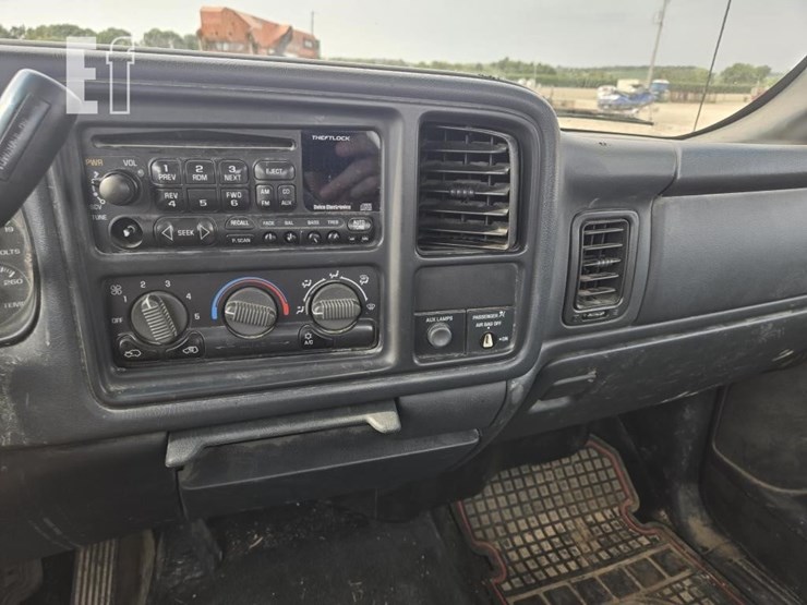 2002-chevrolet-silverado-2500-image-18