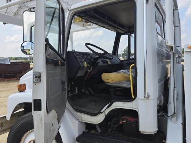 1999-freightliner-fl70-image-22