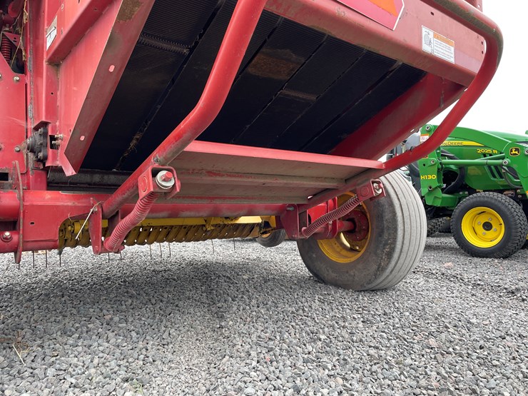 2005-new-holland-br740-image-18