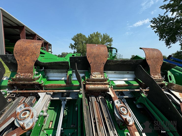 2023-john-deere-c12f-image-11