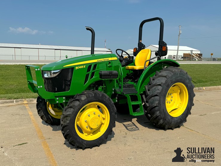 2022-john-deere-5065e-image-1