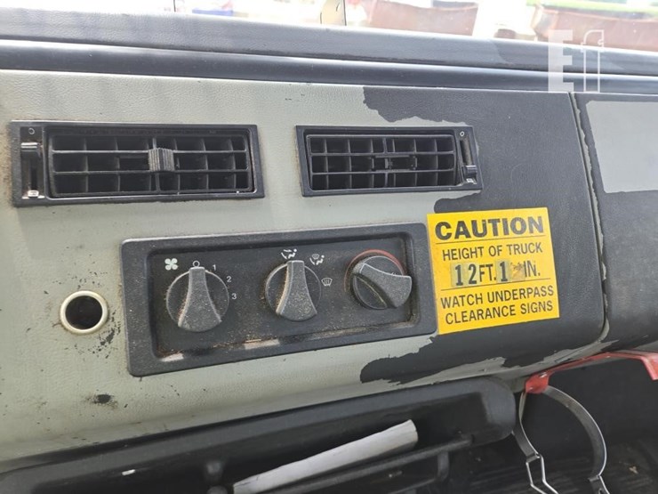 1999-freightliner-fl70-image-24