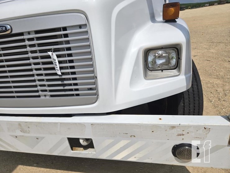 1999-freightliner-fl70-image-34