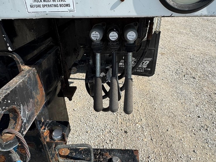 2015-freightliner-122sd-image-12