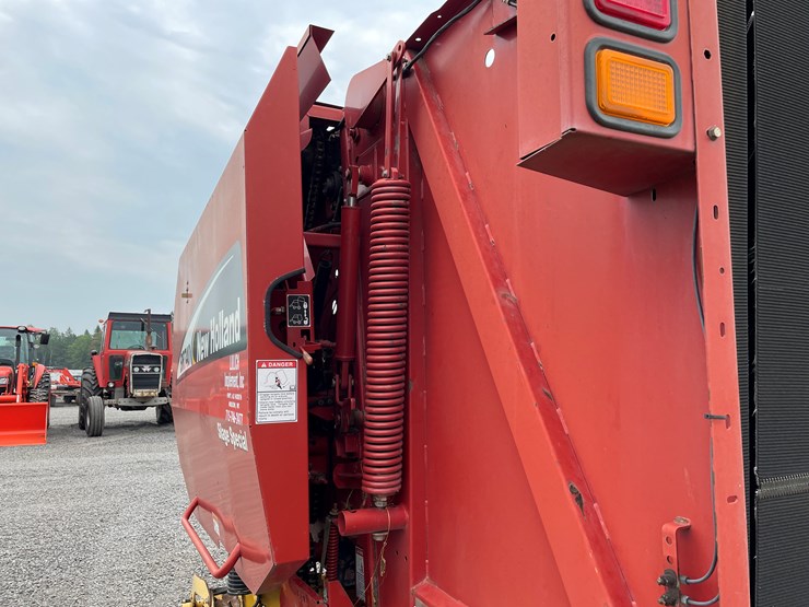 2005-new-holland-br740-image-17