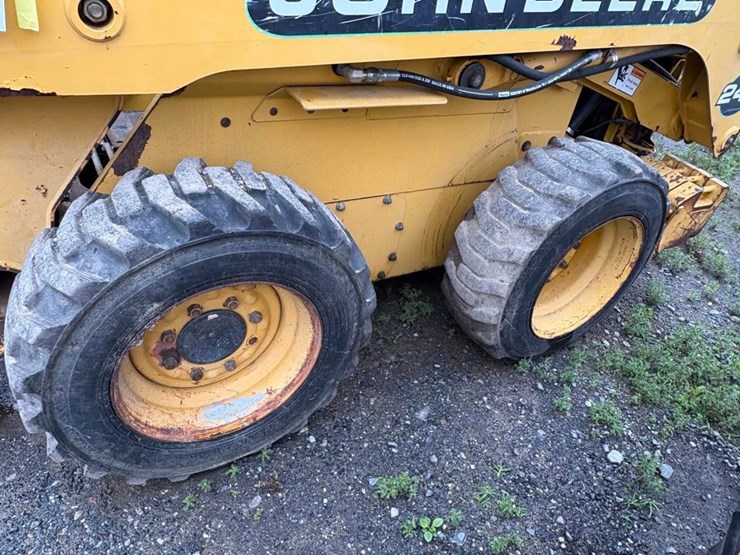 2000-john-deere-240-image-11