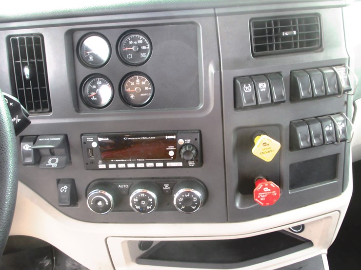 2023-peterbilt-579-image-32