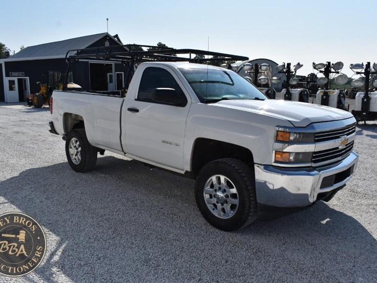 2015-chevrolet-silverado-2500hd-image-25