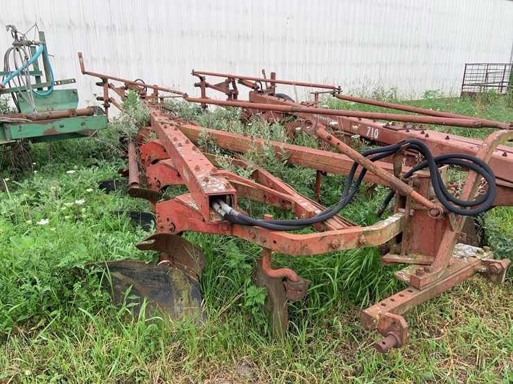 ih-700-7-bottom-plow-image-1