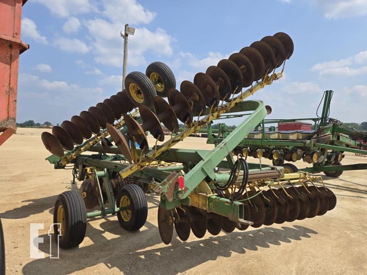 john-deere-220-image-5