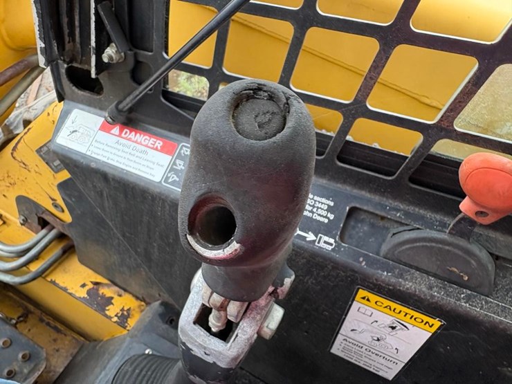 2000-john-deere-240-image-22