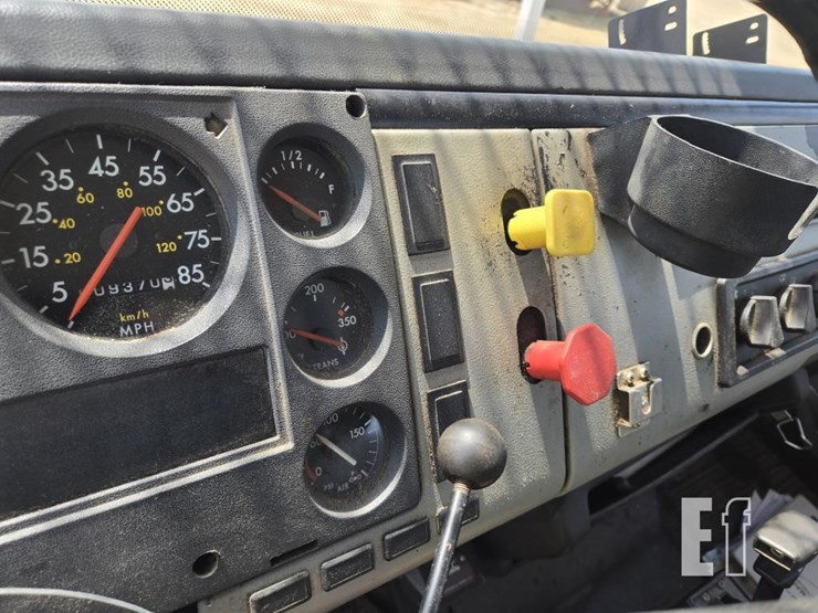 1999-freightliner-fl70-image-29
