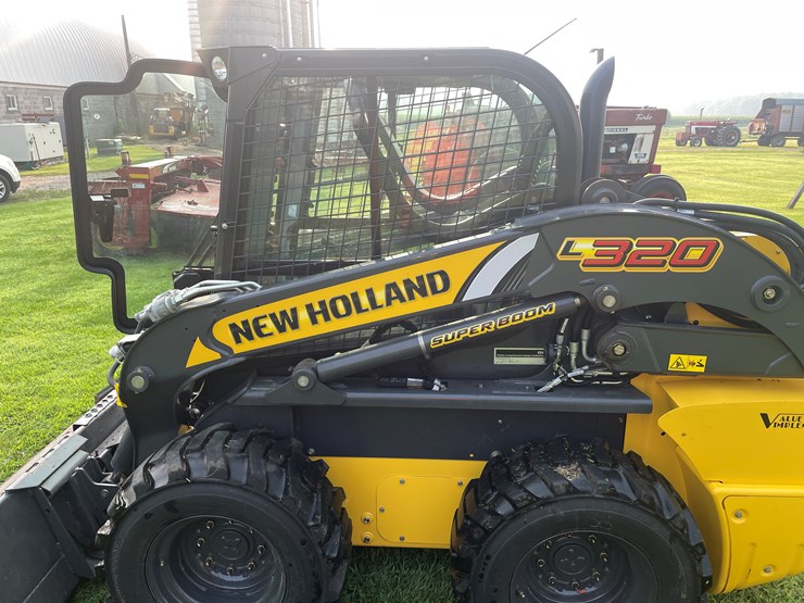 2021-new-holland-l320-image-5