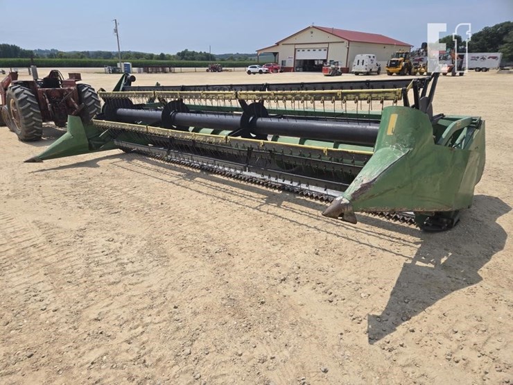 john-deere-220-image-1