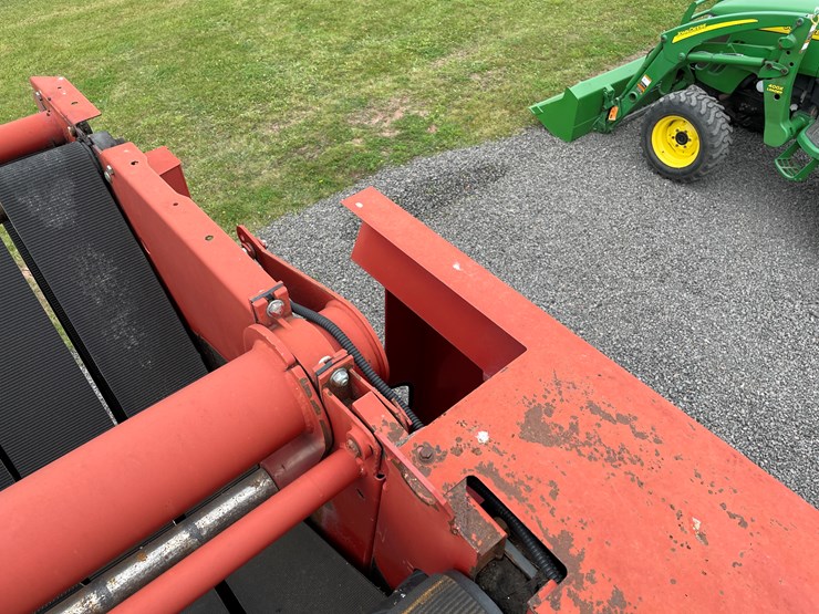 2005-new-holland-br740-image-33