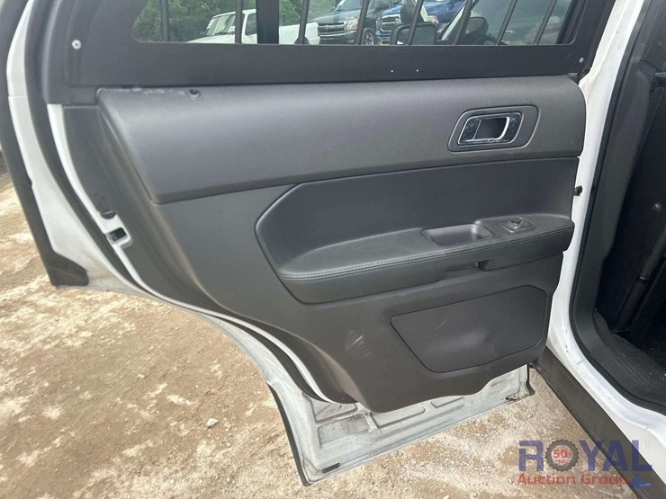 2015-ford-explorer-image-16