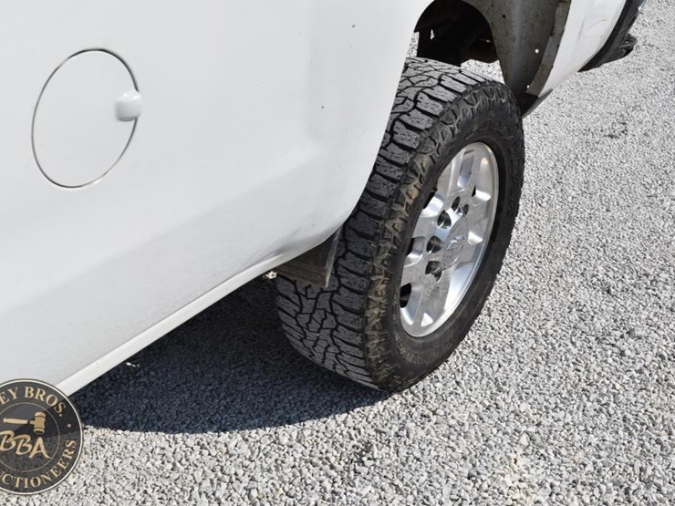 2015-chevrolet-silverado-2500hd-image-29