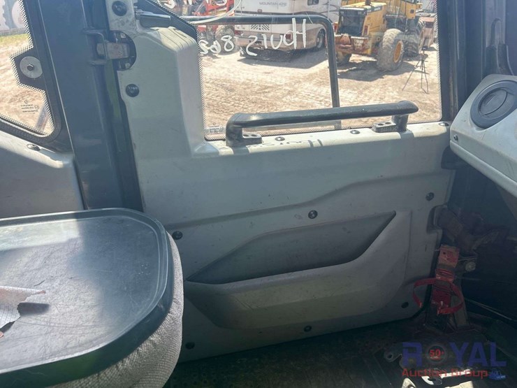 2015-deere-410e-image-27