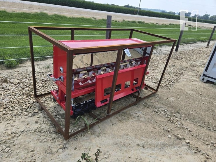 new-agt-skid-steer-&-3pt-stsd10-seeder-image-1