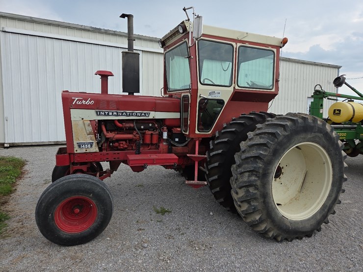 1970-ih-1456-tractor-image-1