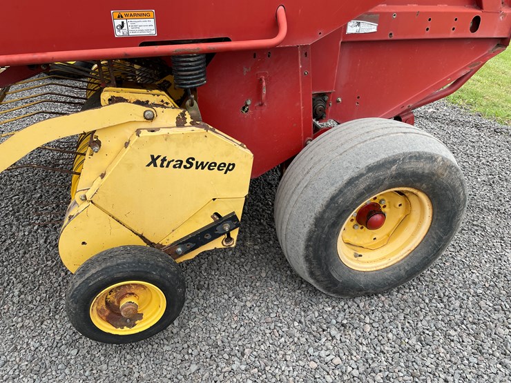 2005-new-holland-br740-image-12