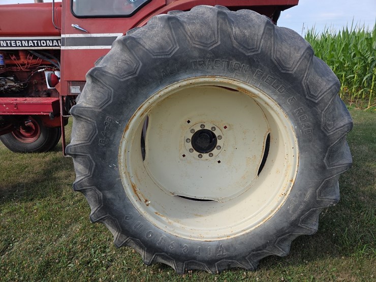 1976-ih-1466-tractor-image-23