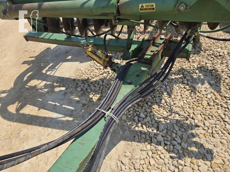 john-deere-220-image-4